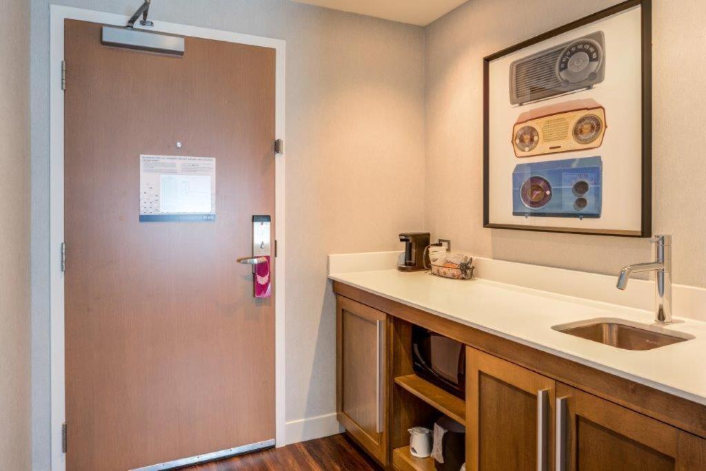 Hampton Inn & Suites Boston/Waltham Extérieur photo