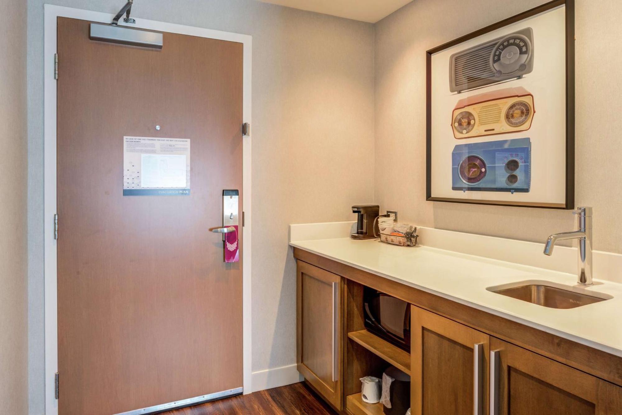 Hampton Inn & Suites Boston/Waltham Extérieur photo
