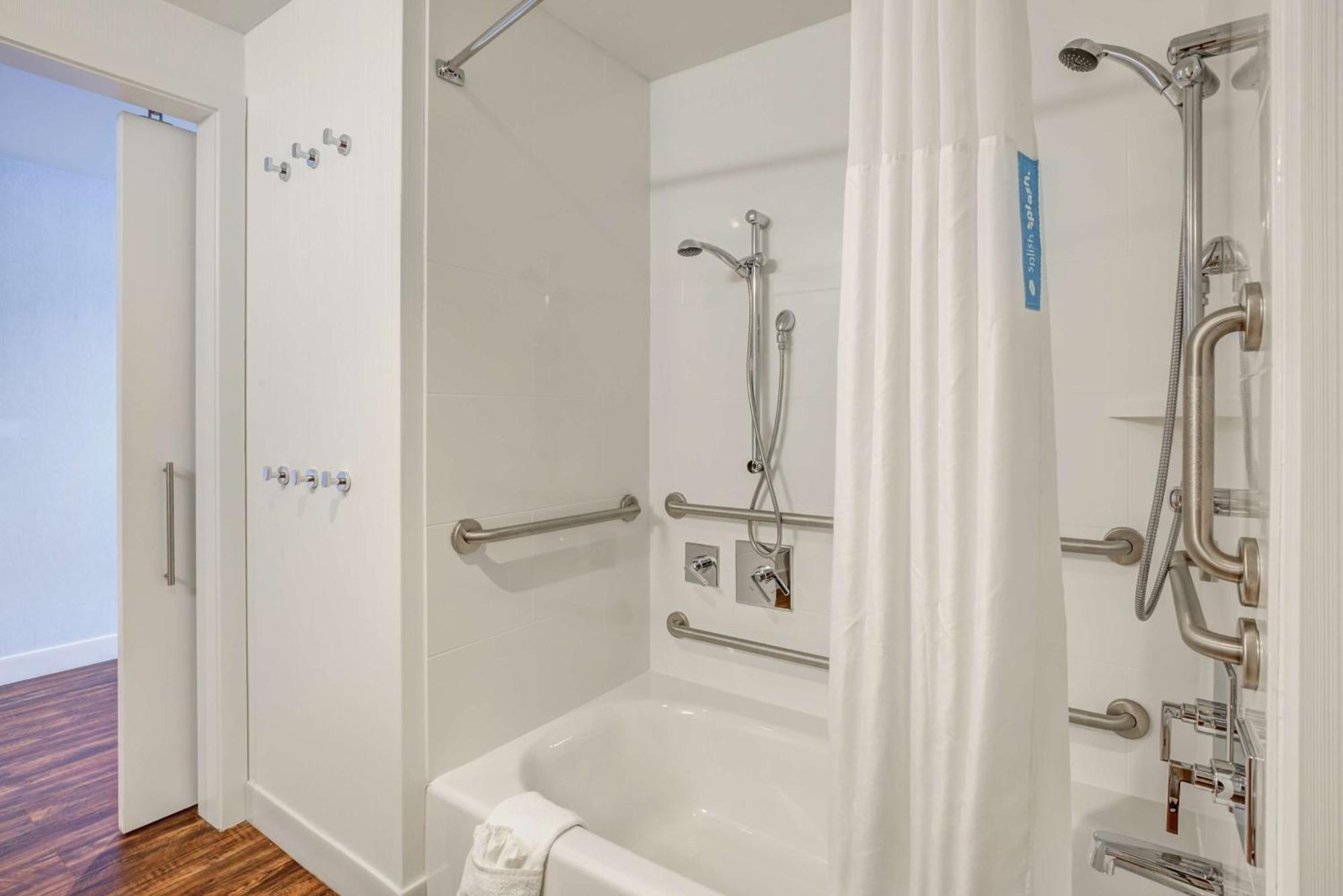 Hampton Inn & Suites Boston/Waltham Extérieur photo