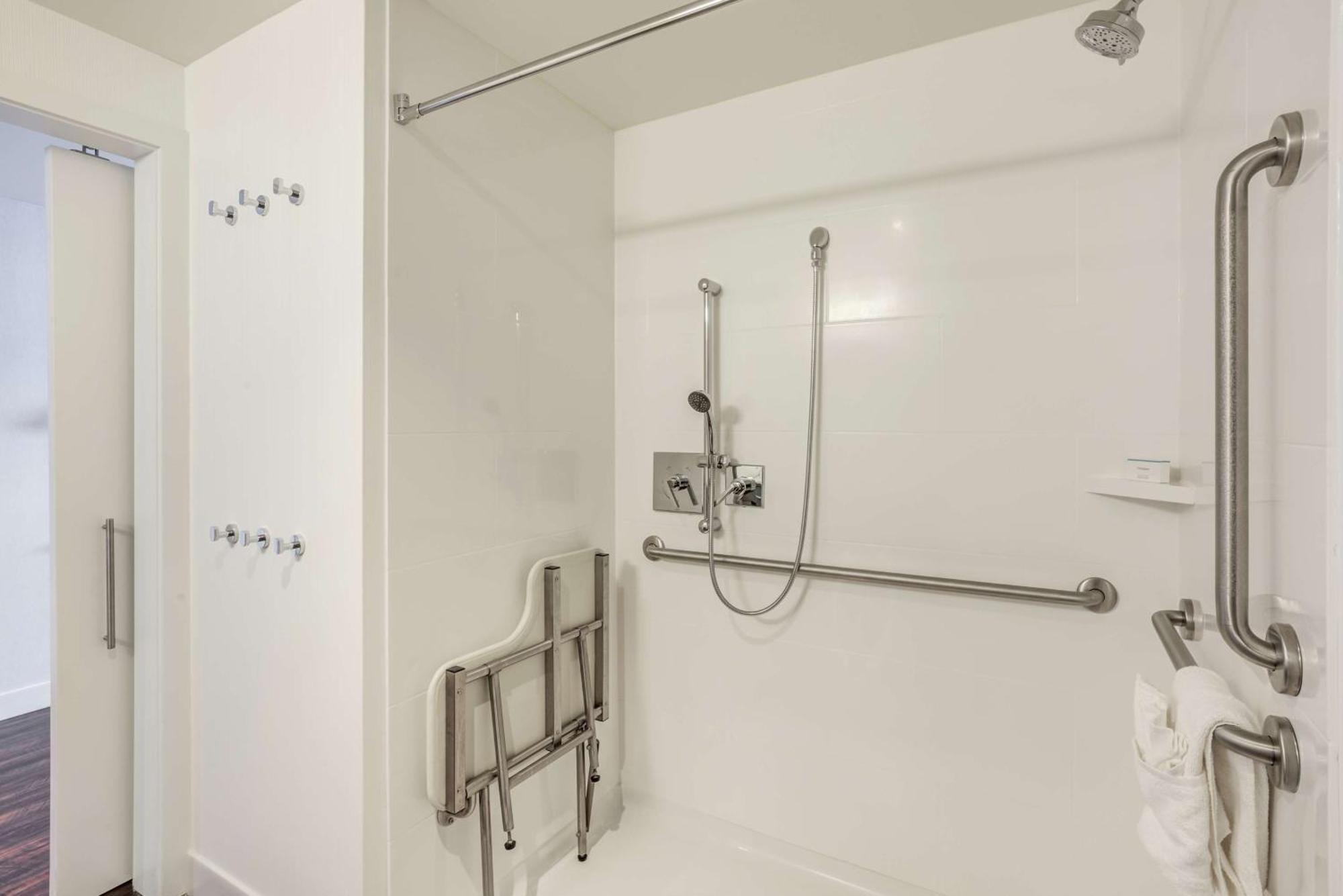Hampton Inn & Suites Boston/Waltham Extérieur photo